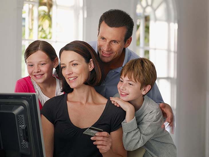 Famille surfant sur internet. source : spm