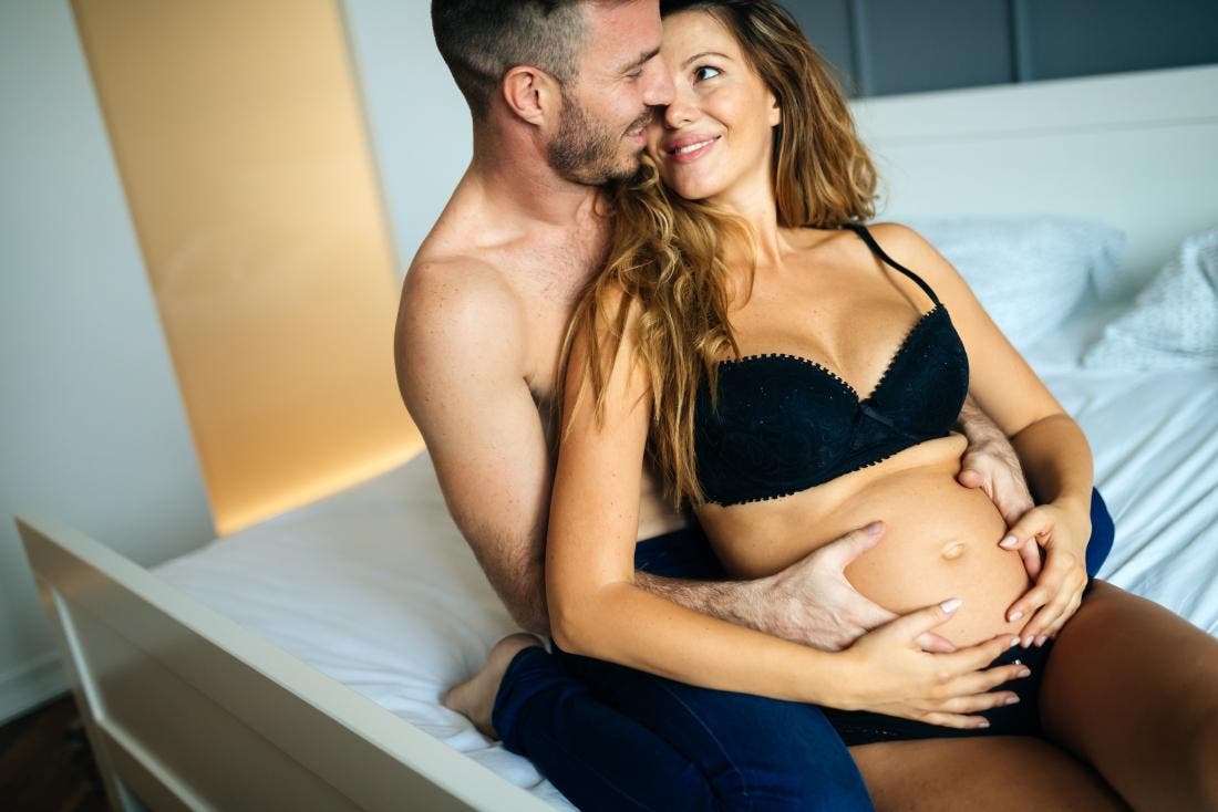 Comment faire l’amour avec une femme enceinte (Guide complet)