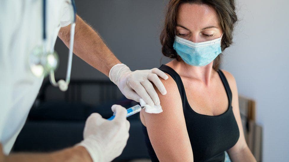 La liste des effets secondaires de 3 différents vaccins d’après les scientifiques