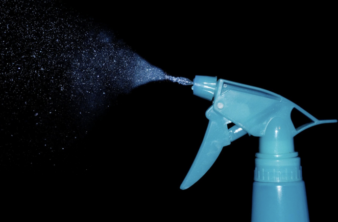 Flacon spray d’eau - source : spm
