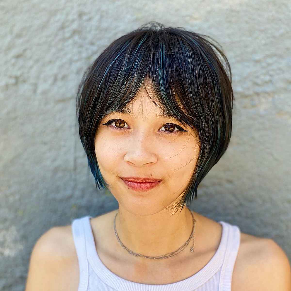 Coupe de cheveux Edgy Bob avec une frange coiffée au milieu 