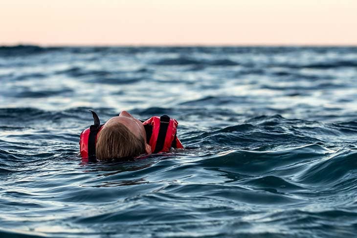 Perdu dans la mer avec un gilet de sauvetage – source : spm