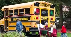 Grand-Père transforme un rêve en réalité avec son propre bus scolaire