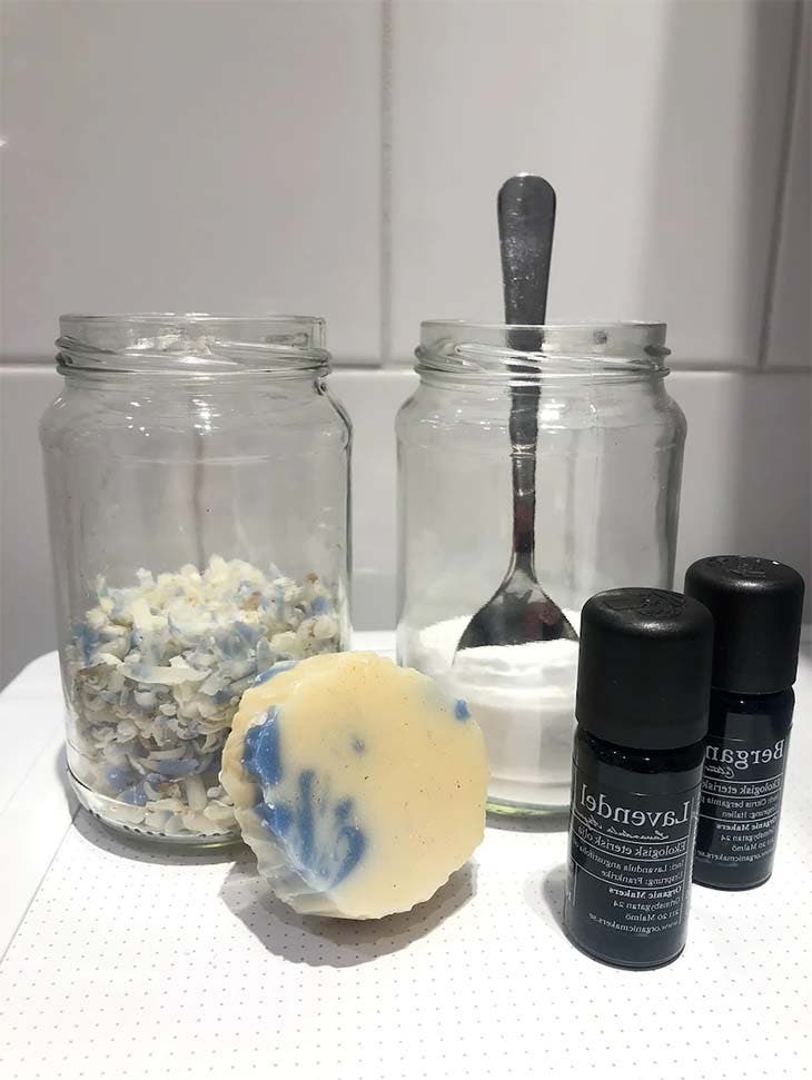 Huile essentielle, bicarbonate et flocons de savon 