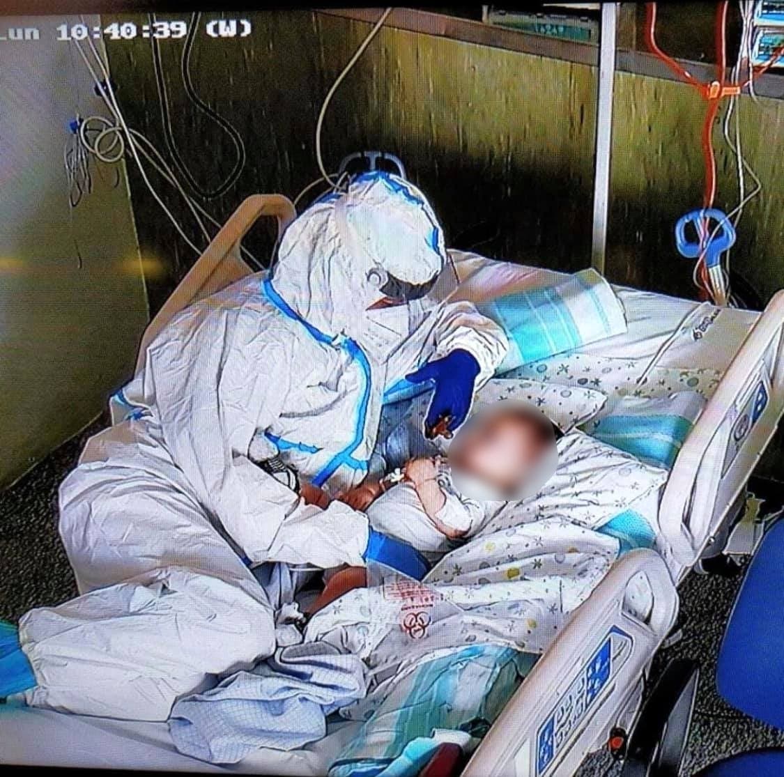 La photo d’une infirmière prenant soin d’un bébé en Italie émeut les internautes