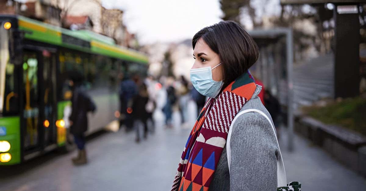 Les bons réflexes post-COVID : porter un masque contre les virus hivernaux