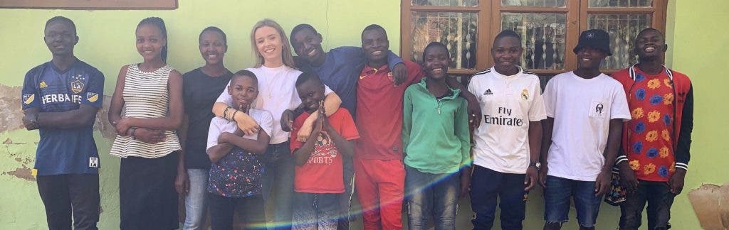 À 26 ans, elle adopte 14 orphelins après un voyage en Afrique