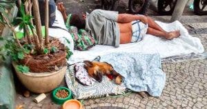 L’histoire touchante d’un sans-abri et son chien à Copacabana