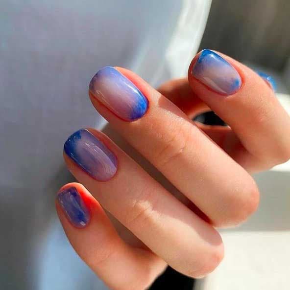 Nail art avec des taches bleues