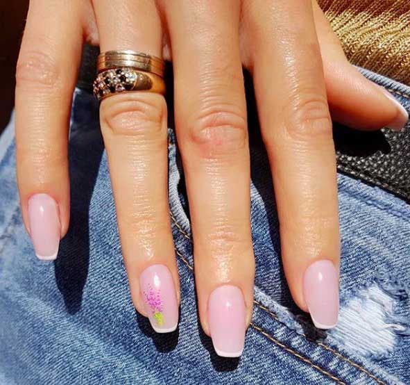 French manucure sur des ongles en cercueil