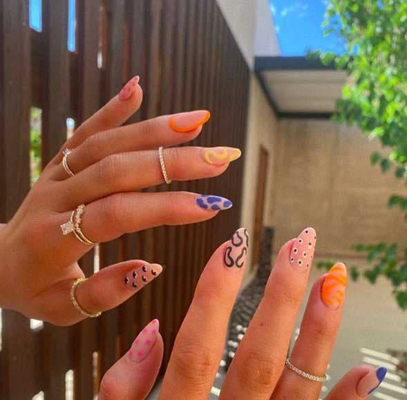 Ondulations, couleurs et motifs différents sur les ongles des mains