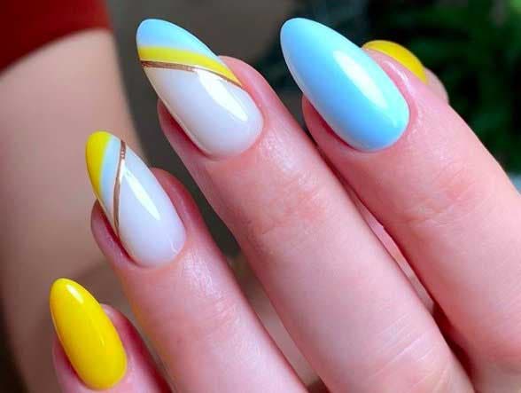 Nail art minimaliste sur des ongles longs en amande