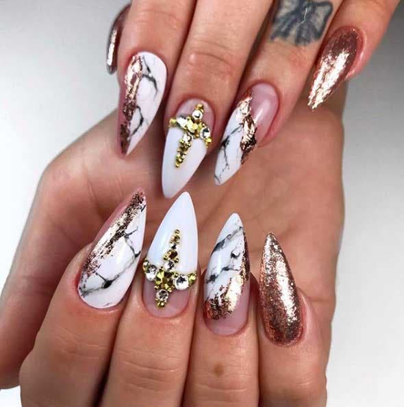 Nail art marbré sur des ongles stiletto