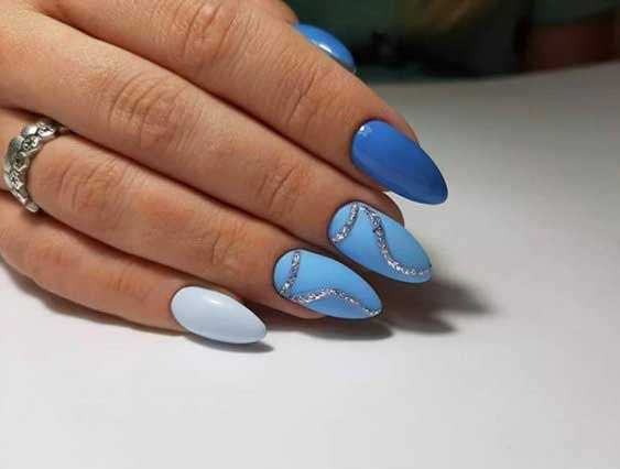 Ongles longs en amande bleus avec des paillettes argentées