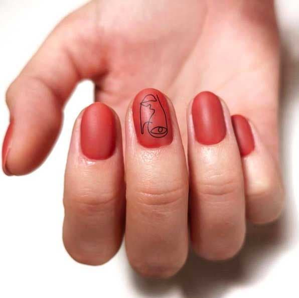 Vernis à ongles rouge brique avec un design minimaliste