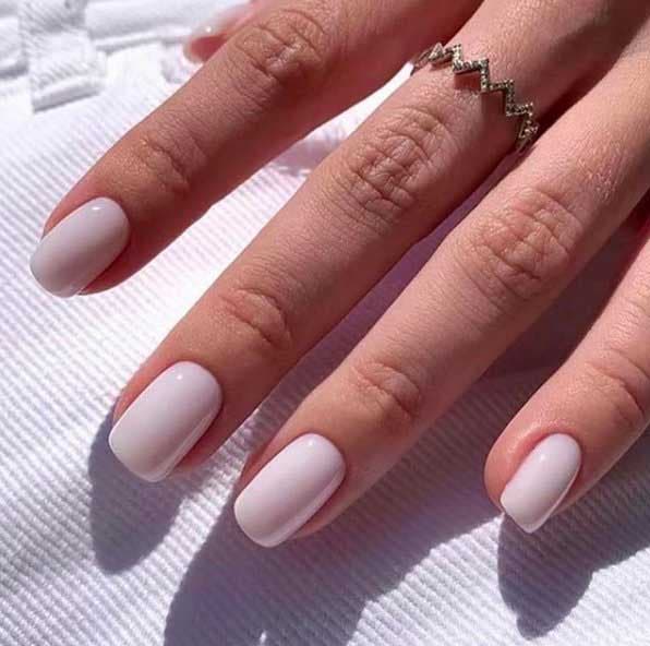 Vernis à ongles neutre sur des ongles carrés