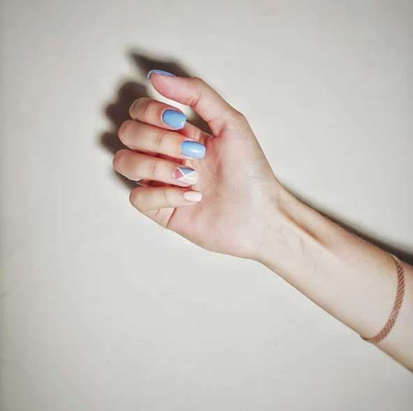 Nail art avec un vernis à ongles bleu pastel