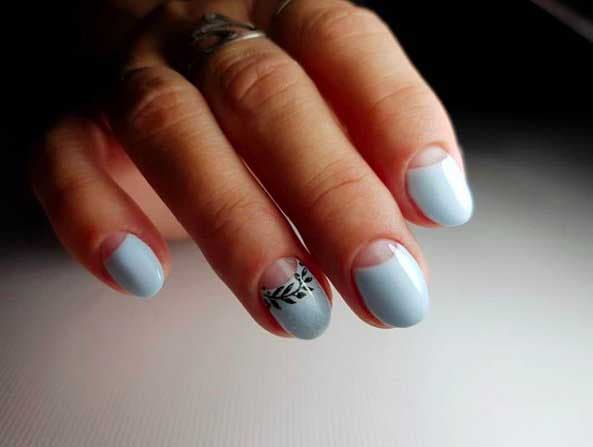 Manucure demi-lune avec un vernis à ongles bleu pastel