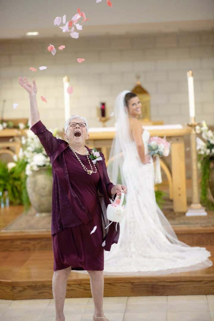 mariée et de sa grand-mère de 83 ans en demoiselle d’honneur1