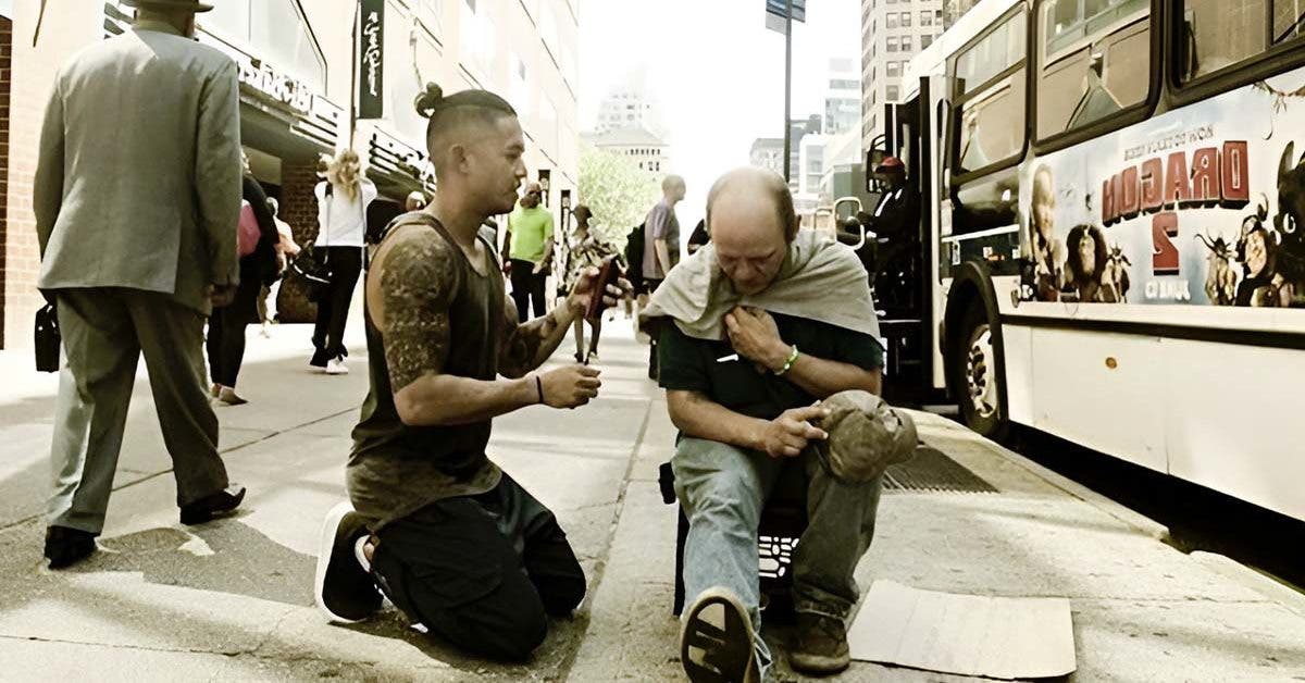 Mark Bustos : Le Coiffeur qui Redonne le Sourire à New York