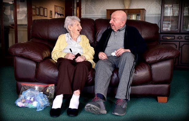Une mère âgée de 98 ans s’installe en maison de retraite pour prendre soin de son fils âgé de 80 ans