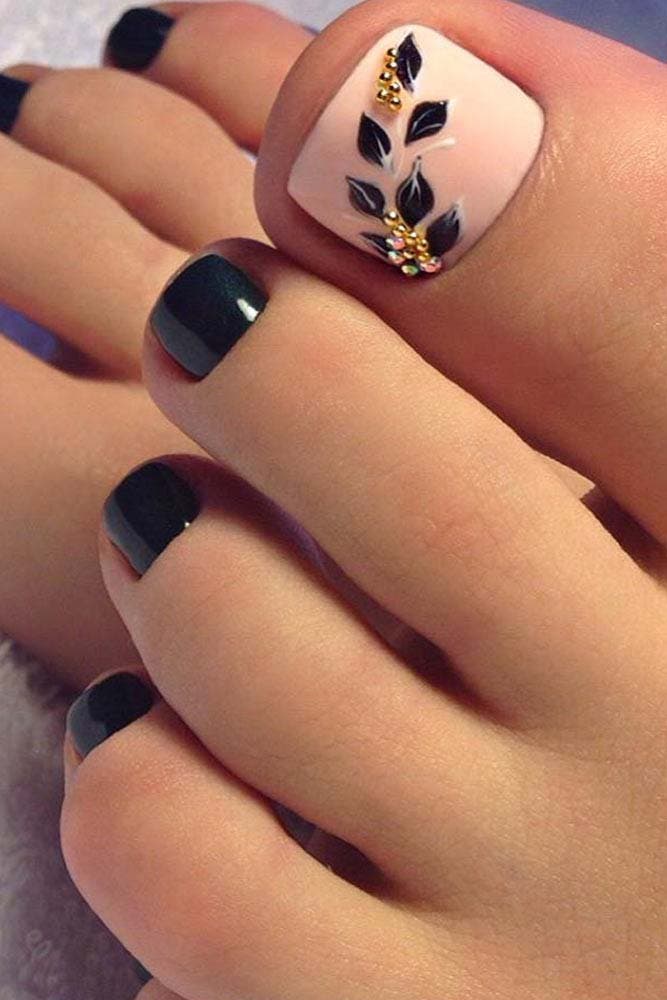 Nail art floral noir et rose 