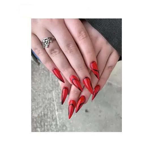 Ongles rouges pointus