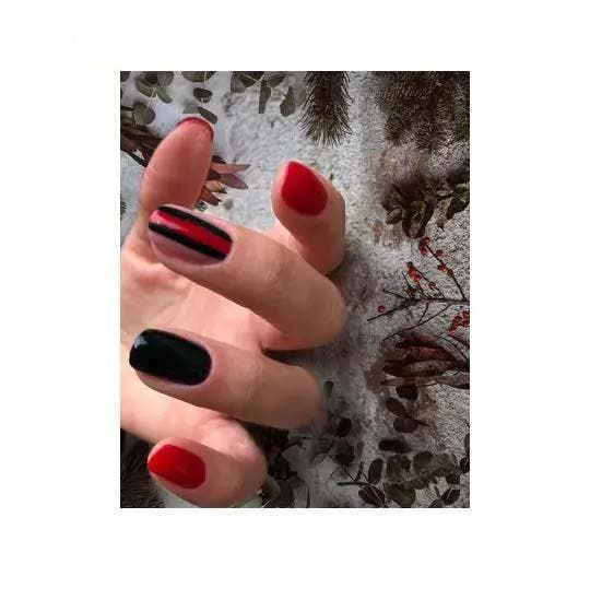 Nail art avec une combinaison de rouge et de noir