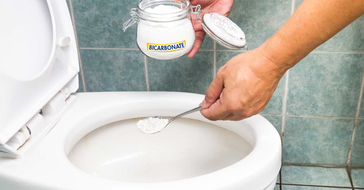 Nettoyage fond de cuvette WC : 4 astuces pour le blanchir