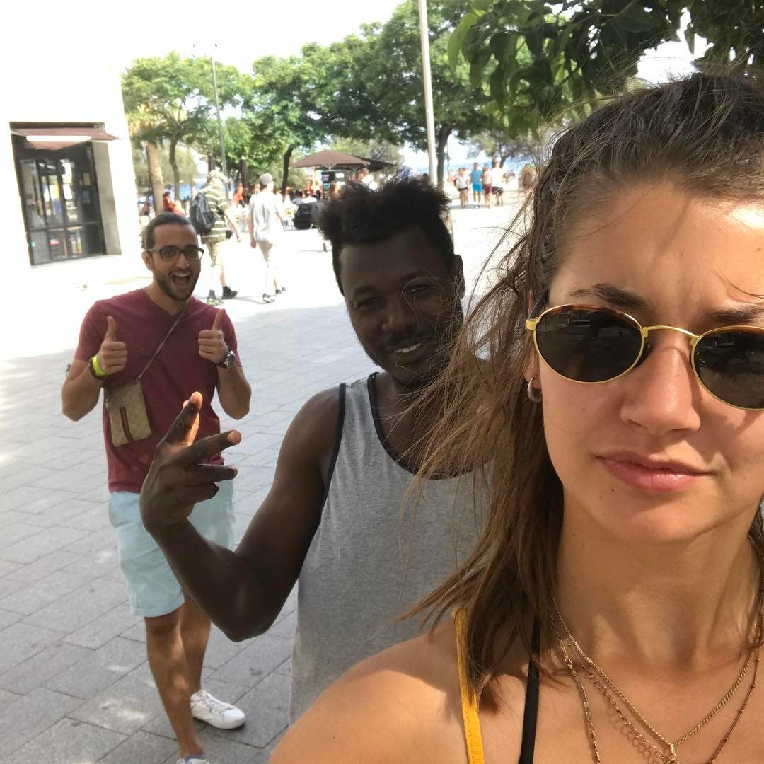 Cette femme prend 9 selfies avec les hommes qui la harcèlent dans la rue