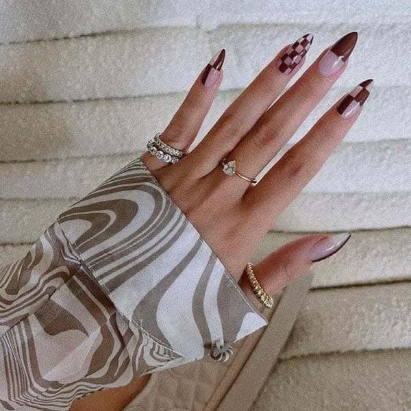 Des ongles avec des motifs en carreaux 