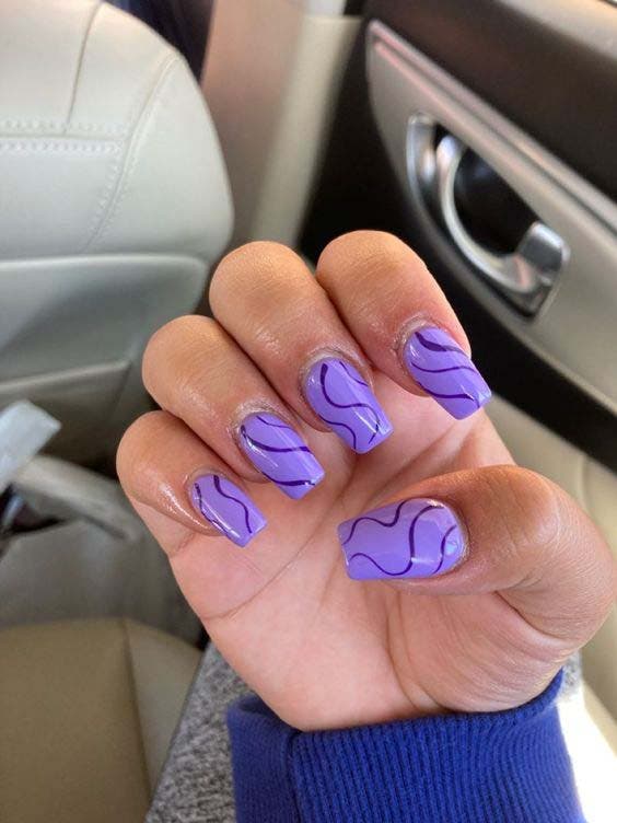 Du violet sur les ongles 