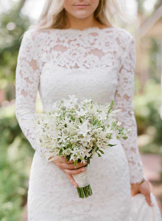 Mariée tenant un bouquet de fleurs minimaliste