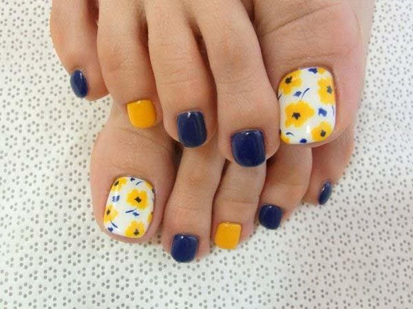 Ongles d’orteils bleus avec fleurs jaunes 