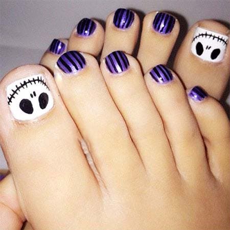 Ongles d’orteils violets et noirs avec design fantôme 