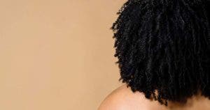 Quels produits pour cheveux afro garantissent douceur et hydratation longue durée ?