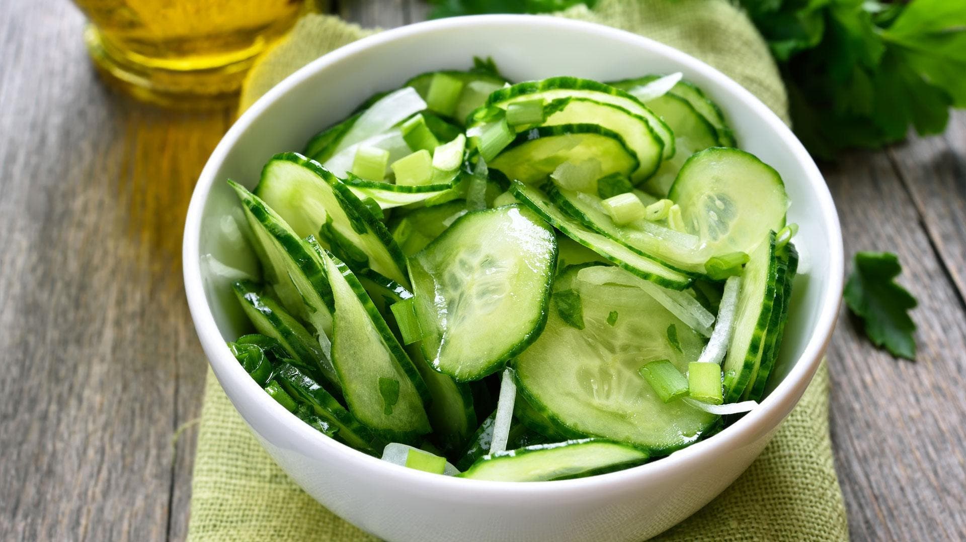 Recette Cette Delicieuse Salade Au Concombre Ail Et Citron Permet D Abaisser Le Cholesterol Et Reguler L Hypertension Arterielle