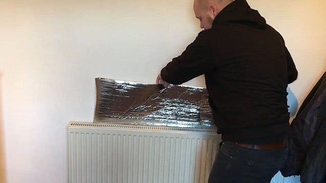 Voici pourquoi il faut absolument mettre du papier aluminium derrière votre  radiateur