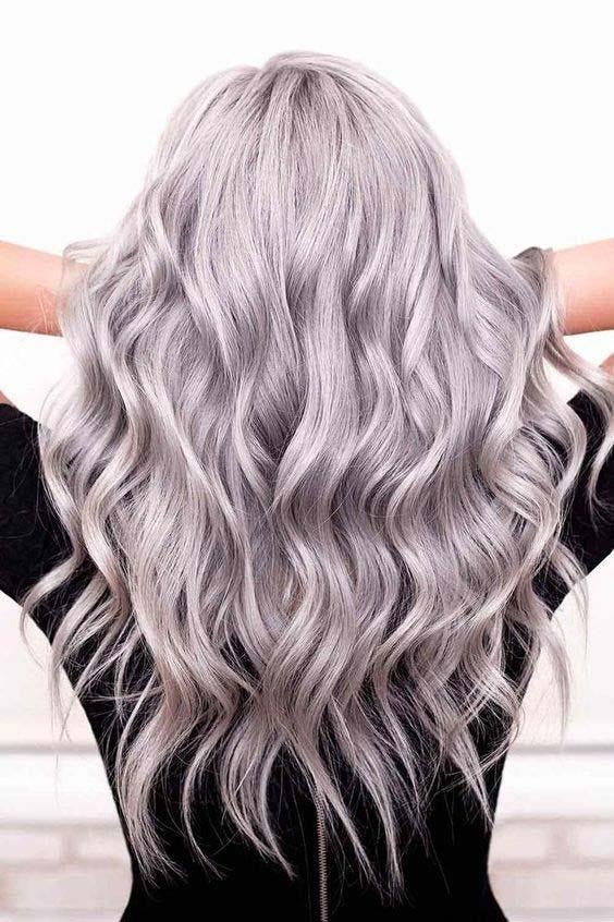 Cheveux gris argentés