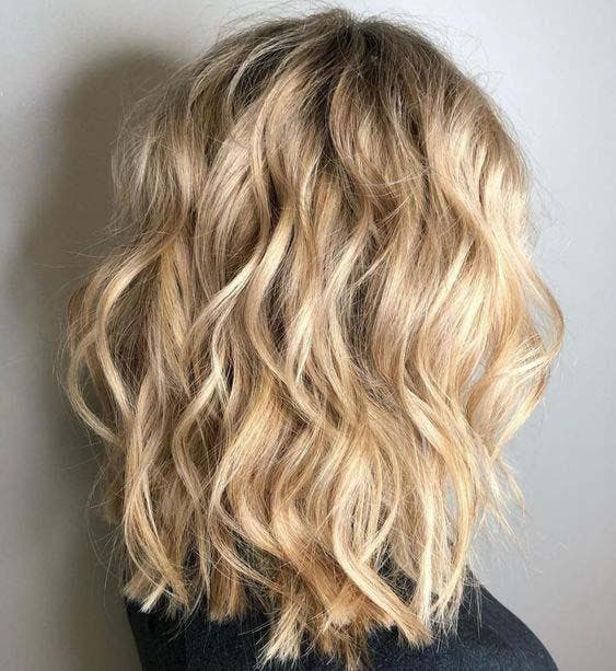 Reflets blonds sur cheveux fins ondulés