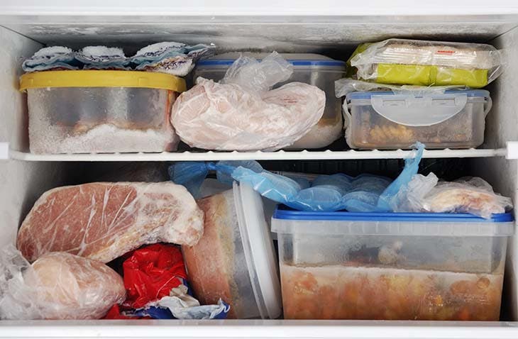 Des aliments stockés dans le réfrigérateur 