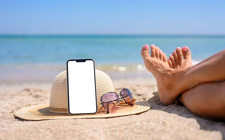Un smartphone à la plage - source : spm