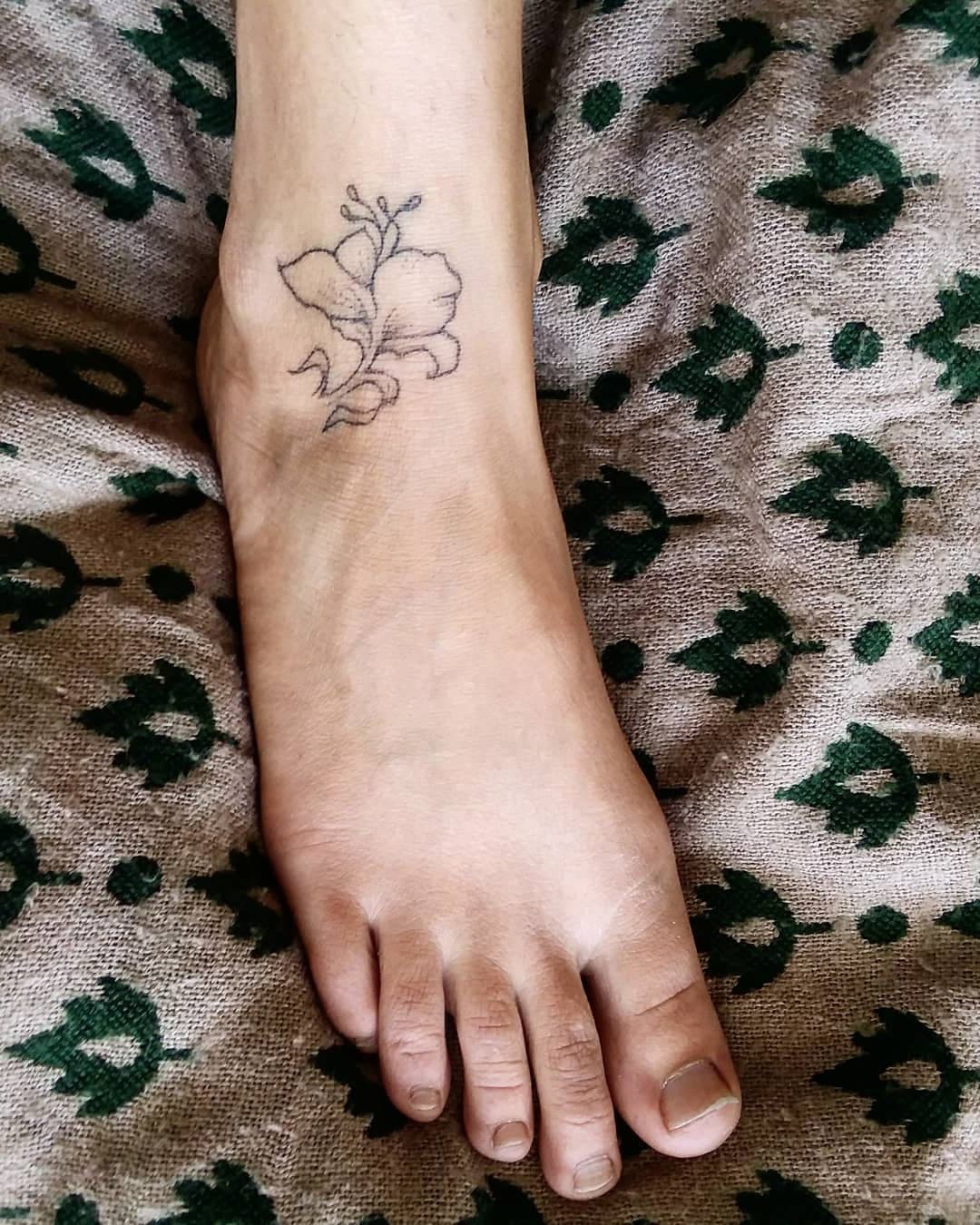 Tatouages de fleurs sur le pied 