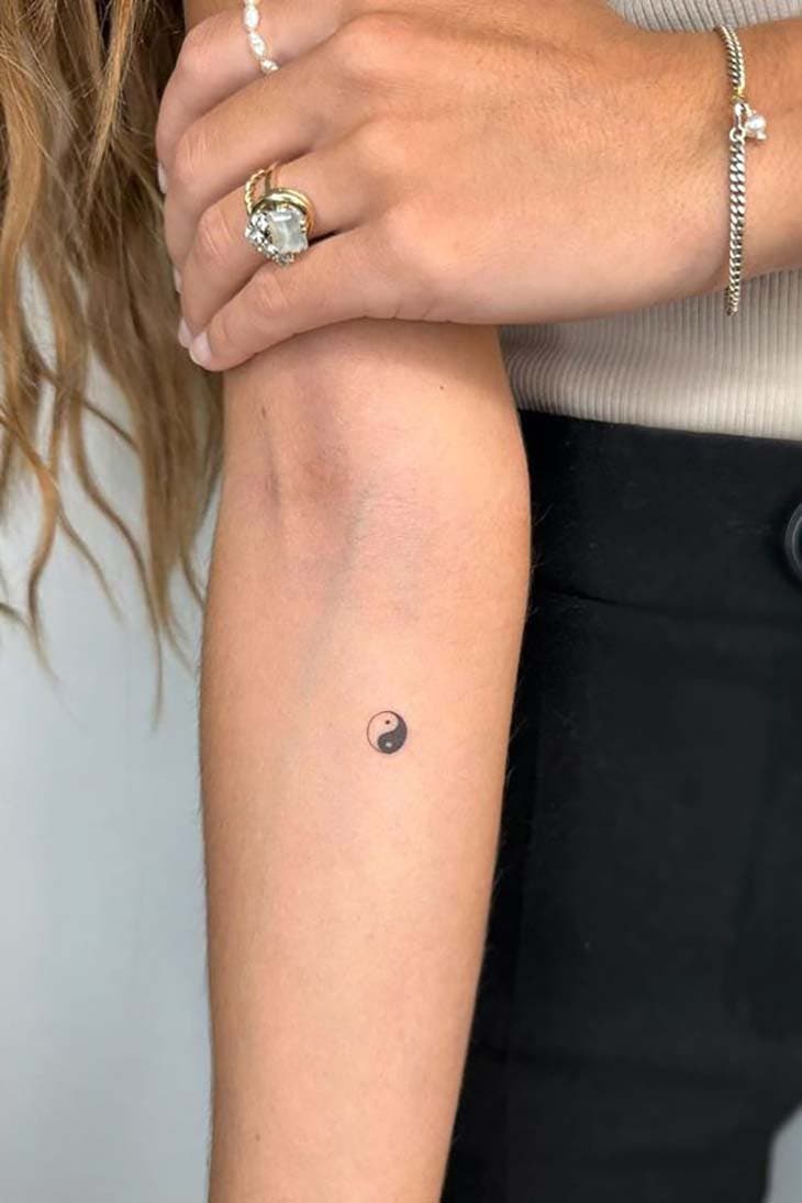 Symbole du yin yang tatoué sur le bras