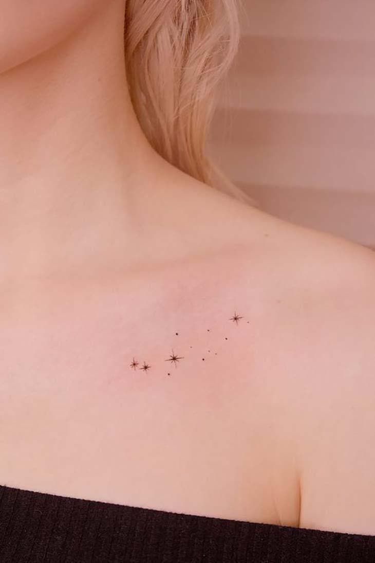 Tatouage étoiles dispersées sur le haut du corps 