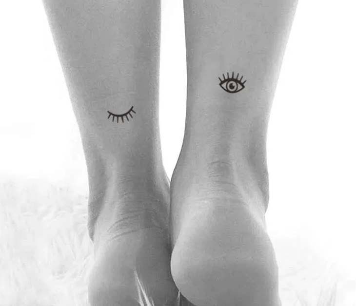 Tatouage séparé en deux parties : œil sur le pied droit et cils sur le pied gauche