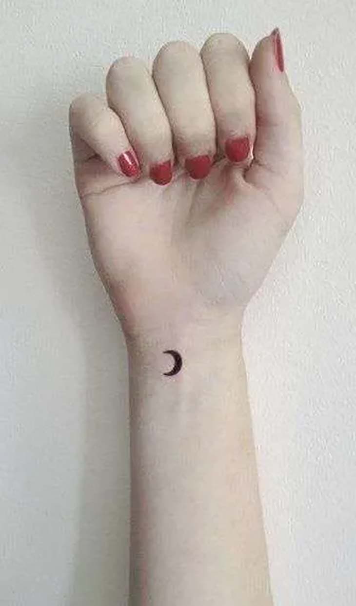 Tatouage du petit croissant de lune sur le poignet
