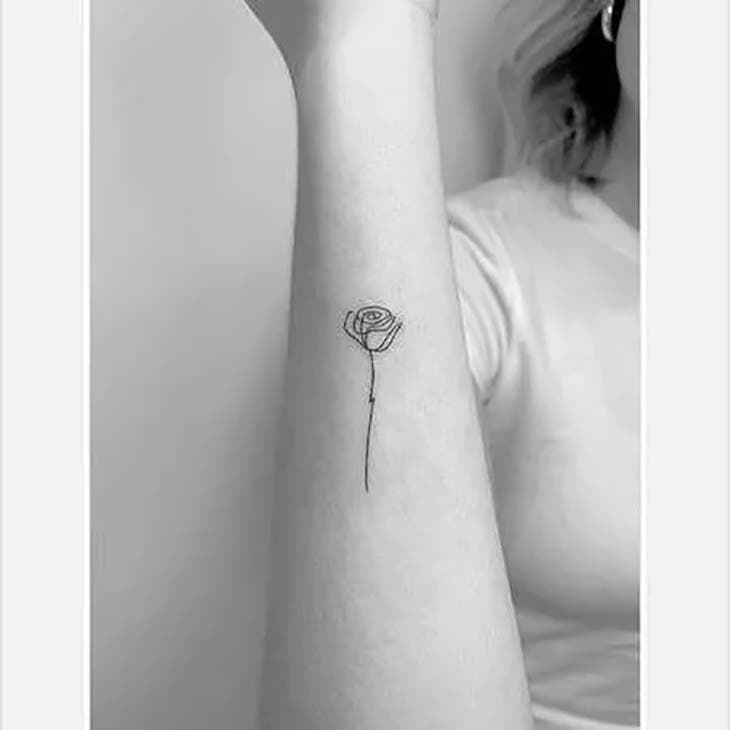 Tatouage d’une fleur minimaliste pour femme sur l’avant bras