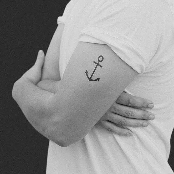 Symbole de l’ancre tatoué sur le côté du bras pour homme