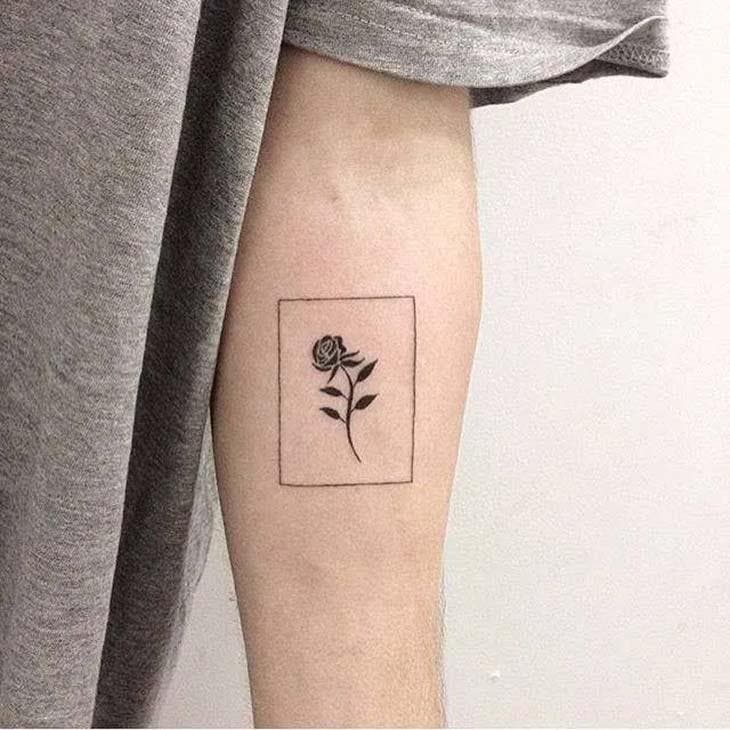 Fleur minimaliste à l’intérieur d’un cadre sur l’avant bras pour homme